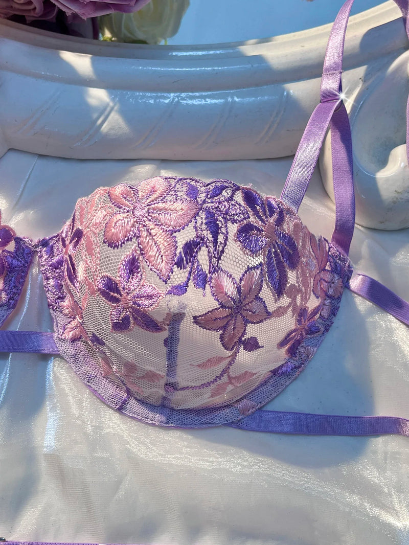 Conjunto Lingerie Lavande Élégance – Bordado Floral Premium