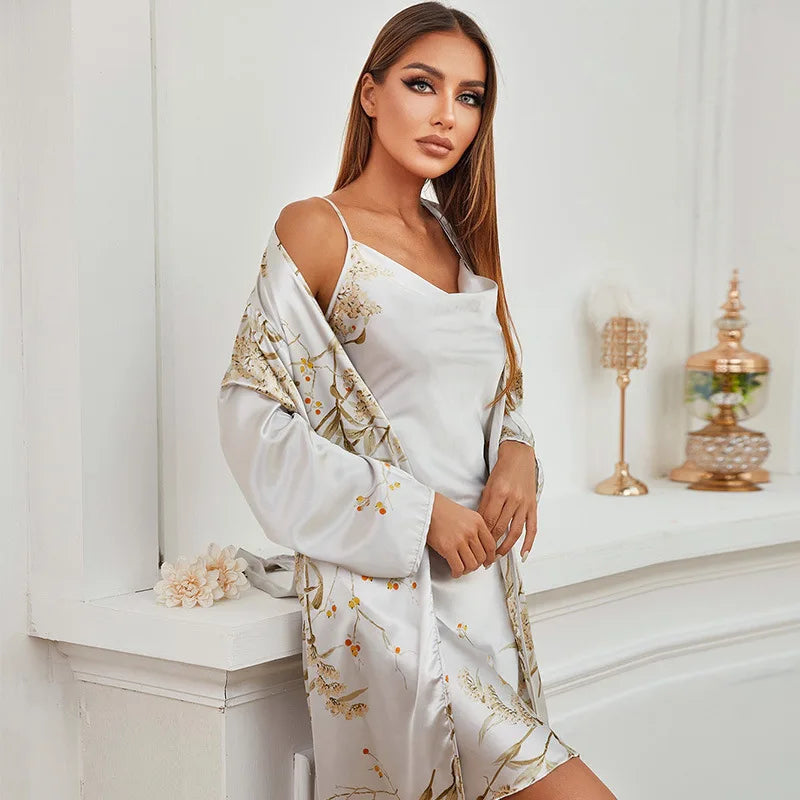 Conjunto Noite Imperial – Seda Luxuosa com Robe Floral